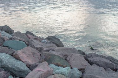 Çok renkli deniz taşları. Deniz ya da okyanus büyük taşlar. Deniz manzarası. Taş Höyük. Nessebar Karadeniz sahilleri. Bulgaristan doğası. Euro-dönüş. Cobblestones su.