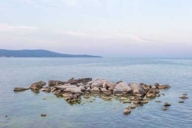 Çok renkli deniz taşları. Deniz ya da okyanus büyük taşlar. Deniz manzarası. Taş Höyük. Nessebar Karadeniz sahilleri. Bulgaristan doğası. Euro-dönüş. Cobblestones su.