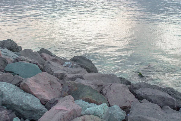 Çok renkli deniz taşları. Deniz ya da okyanus büyük taşlar. Deniz manzarası. Taş Höyük. Nessebar Karadeniz sahilleri. Bulgaristan doğası. Euro-dönüş. Cobblestones su.