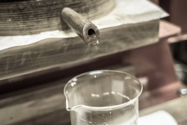 El ile üretim bitkisel yağ. Tohumlar ve fındık yağı basarak için tuşuna basın. Doğal ürünler imalatı. Sağlıklı beslenme. Bir damla taze yağı.