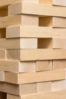 Masa oyunu jenga. Tahta bloklar. Bir mantık oyunu iki ve bir şirket için. Yetişkinler ve çocuklar için eğlence. Yararlı eğlence. Eğitici oyuncaklar. Ahşap tuğla. Kule küpler.
