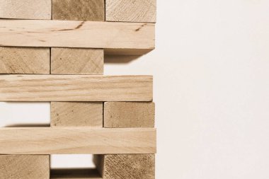 Masa oyunu jenga. Tahta bloklar. Bir mantık oyunu iki ve bir şirket için. Yetişkinler ve çocuklar için eğlence. Yararlı eğlence. Eğitici oyuncaklar. Ahşap tuğla. Kule küpler.