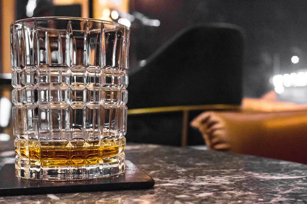 Erkek Güçlü Alkollü Içki Bir Bardak Viski Brendi Viski Rom — Stok fotoğraf