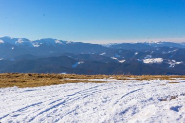 Karla kaplı dağlar ve tepeler. Ukrayna'da dağlar Karpatlar. Kış dağ manzarası. Dağ Bukovel. Panorama dağın tepesinden. Freeride kayak pisti. Kayak ve snowboard.