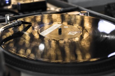 Vinil plak çalar. DJ karıştırma konsolu. Müzik kanalındaki iğne. Ses stüdyo kaydı. Parti poster. Vinil Dj. müzik vintage medya. Gramofon portre.