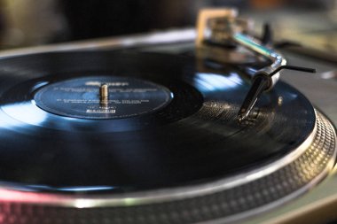 Vinil plak çalar. DJ karıştırma konsolu. Müzik kanalındaki iğne. Ses stüdyo kaydı. Parti poster. Vinil Dj. müzik vintage medya. Gramofon portre.