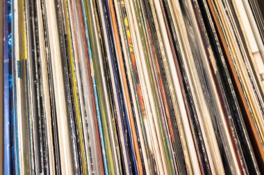 Vinil kaydı. Vintage bir ses taşıyıcı müzik. Müzik albümleri. Retro tarzı. DJ koleksiyonu. Zarflar Vinil kayıtlardan kökenli.