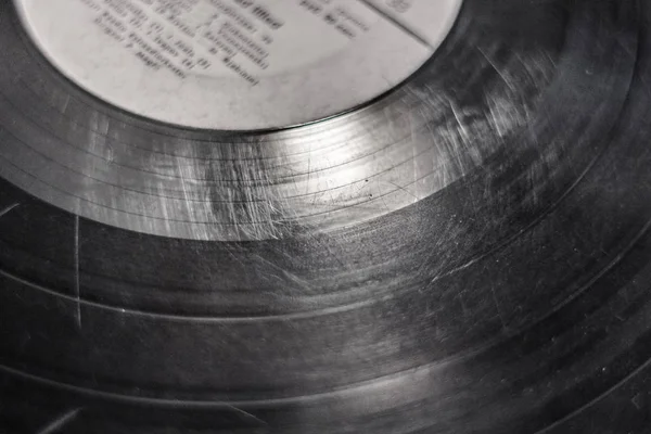 乙烯基唱片上的划痕 乙烯基上的音轨 留声机的旧记录 被宠坏的音乐载体 的工作乙烯基唱片的质感 — 图库照片