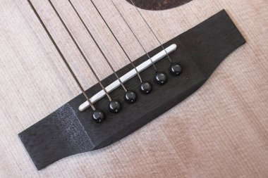 Ahşap gitar gümüş dizeleri. Müzik aleti. Romantik müzik. Gitar boyun.