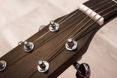 Ahşap gitar gümüş dizeleri. Müzik aleti. Romantik müzik. Gitar boyun.