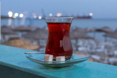 Geleneksel Türk içki. Siyah çay ve şeker küpleri. Türk cam fincan çay için. Akşam çayı. Türkiye'de tatil. Çay kültürü Türk tatil.