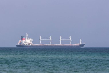 Büyük feribot. Kargo gemisi. Deniz ticaret limanı. Açık deniz. Gemide konteyner ile gemi. Malların taşınması. Sevkiyatlarını dışa aktar.