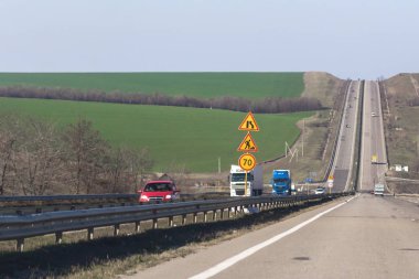 Düz yol. Düz karayolu. Bilateral hareket. Bölme hattı. Araba ülke trafiği. Araba ile seyahat. Şehirarası rota. Ukrayna otoyol. Uzun yol. Yol işaretleri.