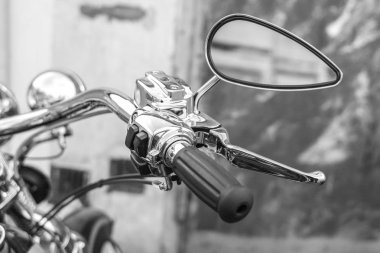 Klasik krom kruvazör. Motosiklet sapı. Ön fren. Helikopterdeki gaz kolu. Hızlı arama. Motosikletin yakın çekim detayları. Motorcu direksiyonunun bir parçası. Ön dönüş sinyali.