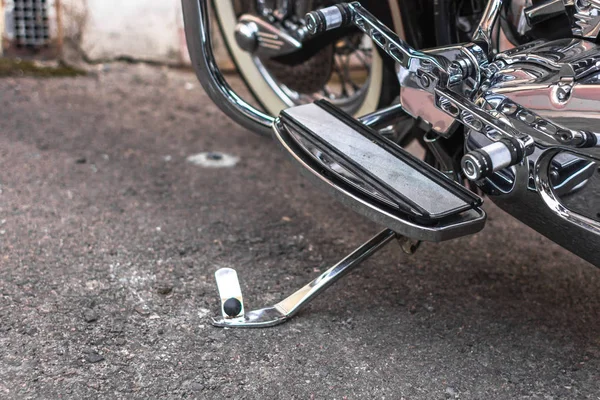 Sağlam bir adım. Vites pedalı. Krom parçaları. Ağır klasik motosiklet. Rahat pozisyon bacaklar. Ayak için platform. Uzun yolculuk. Tuning aracı.