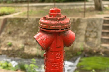 Eski kırmızı hidrant. Yangın söndürme ajanı. İtfaiye. İtfaiyeci mesleği. Yangının dikkatsiz cereyan etmesi nedeniyle acil durum. Yangın Önleme. Yangın riski. Yangın sokak sistemi.