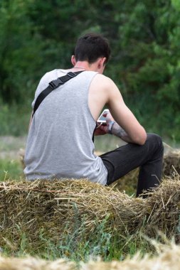 Telefon elinize. Sosyal ağlarda iletişim. Canlı sohbet veya gadget'lar. Modern gençlik. Karşılıklı anlayış zorlukları. Akıllı telefon aracılığıyla bir mesaj yazın. Tehlikeli teknoloji.