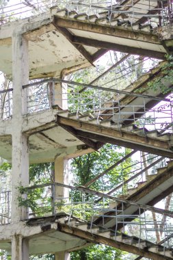 Yıkık bina. Eski şantiye. Bitmemiş ev. Evin duvarları yok. Beton merdiven. Grunge tarzı. Sanayi bölgesi. Sanayi bölgesi. Öne çık. Terk edilmiş bina.