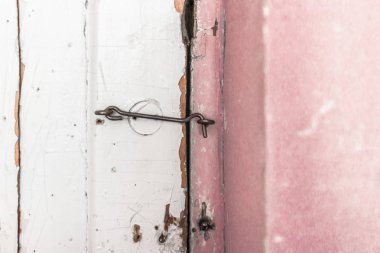 Kötü yaşam koşulları. Grunge tarzında iç. Eski konut binası. Eskipli duvarlar. Kasvetli konutlar. Terk edilmiş bir ev. Savaşın ve bombardımanın sonuçları. Seks köleliği. Dilenciler yaşam