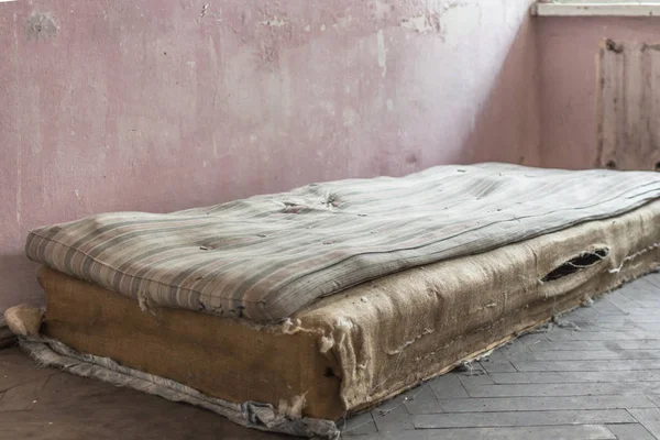 Kötü yaşam koşulları. Grunge tarzında iç. Eski konut binası. Eskipli duvarlar. Kasvetli konutlar. Terk edilmiş bir ev. Savaşın ve bombardımanın sonuçları. Seks köleliği. Dilenciler yaşam
