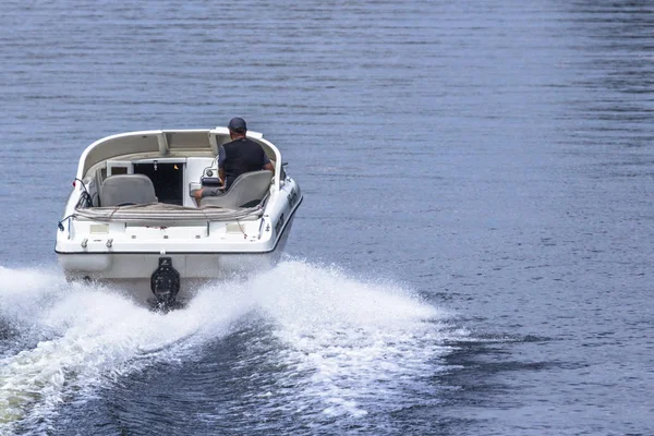 Barco Motor Movimento Iate Branco Viaje Pela Água Uma Lancha — Fotografia de Stock