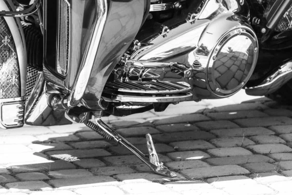 重型强力摩托车 细节铬巡洋舰特写 自行车手背景 两轮车 手柄离合器 舒适的脚板 适合长路 定制摩托车 — 图库照片