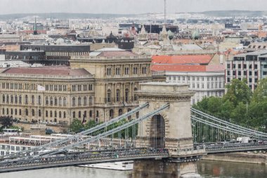 Macaristan'ın başkenti. Kasabaya bakan manzara. Budapeşte şehir manzarası. Metropolün panoraması. Avrupa şehri. Eski şehrin mimarisi. Avrupa seyahat rehberi.