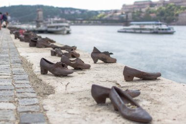 Tuna Embankment'ın üzerindeki ayakkabılar. Budapeşte'de heykel. Macar Soykırım Anıtı. Nehir kıyısında ayakkabı şeklinde Avrupa anıtı. Budapeşte'nin simgesi. Turistik yer.