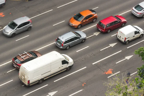 Şehir trafiği. Trafik sıkışıklığı yolda. Bölme şeridi. Yol işaretlemesi. Trafik Kanunları. Araçlar arasındaki mesafe ve aralık. Şehir içi ulaşım. Şehirde hız limiti. Çok şeritli otoyol.