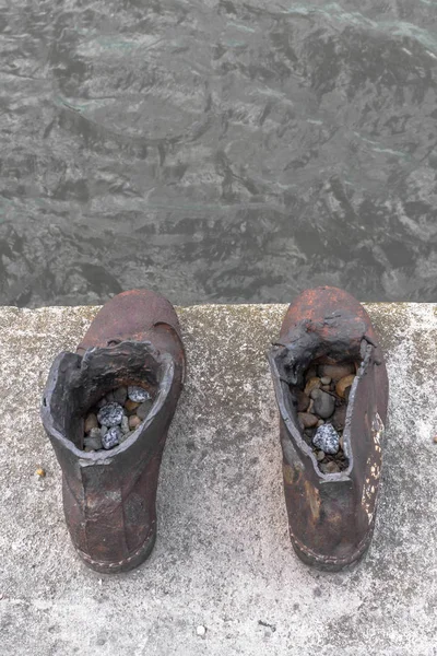 다뉴브 제방의 부다페스트 헝가리 홀로코스트 기념관 신발의 형태로 기념물 부다페스트의 — 스톡 사진