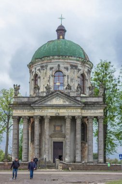 Avrupa'nın ortaçağ mimarisi. Eski taş kale. Pidhirtsi Kalesi. Tarihi bir binanın yeniden inşası. Sütunlar ve merdivenler. Batı Ukrayna Kaleleri. Filmin konumu.