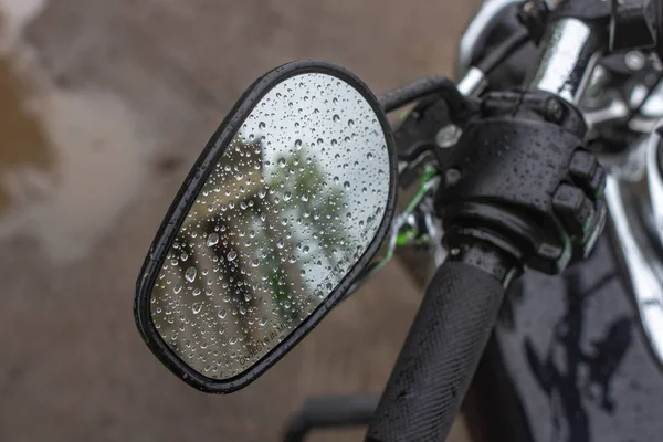 Odbicie Lustrze Krople Deszczu Lusterko Motocyklowe Podróżowanie Dwóch Kółkach Podróż — Zdjęcie stockowe