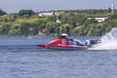 Ternopil/Ukrayna - 26.08.2019 2019. Dünya Motorbot Şampiyonası. F-125, F-250 ve F-500 sınıflarında su formülü. Motorlu tekne yarışı. Hız rekabeti. Hızlı motorlu tekne.