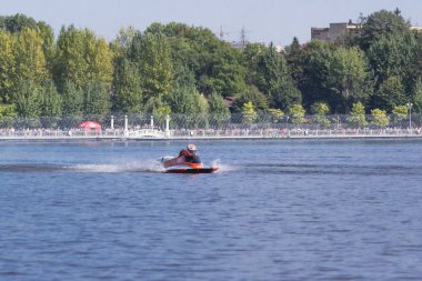 Ternopil/Ukrayna - 26.08.2019 2019. Dünya Motorbot Şampiyonası. F-125, F-250 ve F-500 sınıflarında su formülü. Motorlu tekne yarışı. Hız rekabeti. Hızlı motorlu tekne.