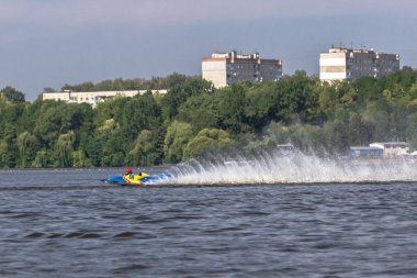 Ternopil/Ukrayna - 26.08.2019 2019. Dünya Motorbot Şampiyonası. F-125, F-250 ve F-500 sınıflarında su formülü. Motorlu tekne yarışı. Hız rekabeti. Hızlı motorlu tekne.