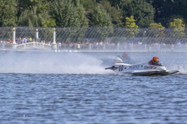 Ternopil/Ukrayna - 26.08.2019 2019. Dünya Motorbot Şampiyonası. F-125, F-250 ve F-500 sınıflarında su formülü. Motorlu tekne yarışı. Hız rekabeti. Hızlı motorlu tekne.