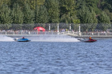 Ternopil/Ukrayna - 26.08.2019 2019. Dünya Motorbot Şampiyonası. F-125, F-250 ve F-500 sınıflarında su formülü. Motorlu tekne yarışı. Hız rekabeti. Hızlı motorlu tekne.