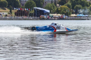 Ternopil/Ukrayna - 26.08.2019 2019. Dünya Motorbot Şampiyonası. F-125, F-250 ve F-500 sınıflarında su formülü. Motorlu tekne yarışı. Hız rekabeti. Hızlı motorlu tekne.