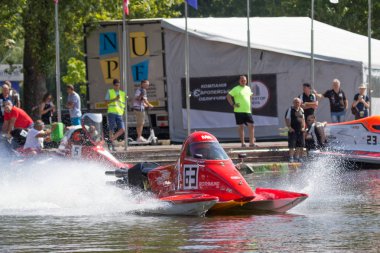 Ternopil/Ukrayna - 26.08.2019 2019. Dünya Motorbot Şampiyonası. F-125, F-250 ve F-500 sınıflarında su formülü. Motorlu tekne yarışı. Hız rekabeti. Hızlı motorlu tekne.