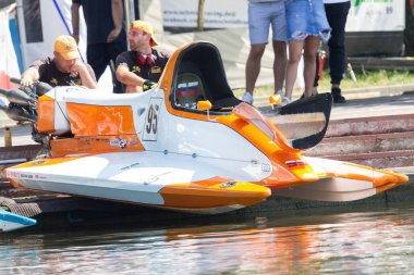 Ternopil/Ukrayna - 26.08.2019 2019. Dünya Motorbot Şampiyonası. F-125, F-250 ve F-500 sınıflarında su formülü. Motorlu tekne yarışı. Hız rekabeti. Hızlı motorlu tekne.