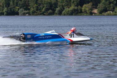 Ternopil/Ukrayna - 26.08.2019 2019. Dünya Motorbot Şampiyonası. F-125, F-250 ve F-500 sınıflarında su formülü. Motorlu tekne yarışı. Hız rekabeti. Hızlı motorlu tekne.