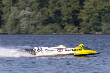 Ternopil/Ukrayna - 26.08.2019 2019. Dünya Motorbot Şampiyonası. F-125, F-250 ve F-500 sınıflarında su formülü. Motorlu tekne yarışı. Hız rekabeti. Hızlı motorlu tekne.