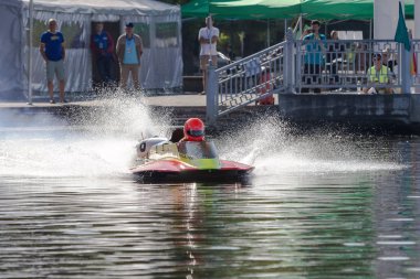 Ternopil/Ukrayna - 26.08.2019 2019. Dünya Motorbot Şampiyonası. F-125, F-250 ve F-500 sınıflarında su formülü. Motorlu tekne yarışı. Hız rekabeti. Hızlı motorlu tekne.