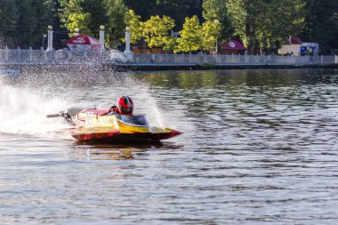Ternopil/Ukrayna - 26.08.2019 2019. Dünya Motorbot Şampiyonası. F-125, F-250 ve F-500 sınıflarında su formülü. Motorlu tekne yarışı. Hız rekabeti. Hızlı motorlu tekne.