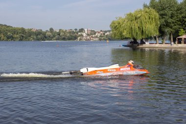 Ternopil/Ukrayna - 26.08.2019 2019. Dünya Motorbot Şampiyonası. F-125, F-250 ve F-500 sınıflarında su formülü. Motorlu tekne yarışı. Hız rekabeti. Hızlı motorlu tekne.
