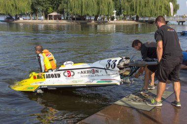 Ternopil/Ukrayna - 26.08.2019 2019. Dünya Motorbot Şampiyonası. F-125, F-250 ve F-500 sınıflarında su formülü. Motorlu tekne yarışı. Hız rekabeti. Hızlı motorlu tekne.