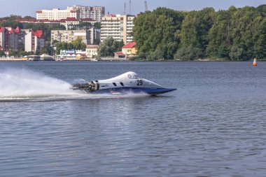 Ternopil/Ukrayna - 26.08.2019 2019. Dünya Motorbot Şampiyonası. F-125, F-250 ve F-500 sınıflarında su formülü. Motorlu tekne yarışı. Hız rekabeti. Hızlı motorlu tekne.