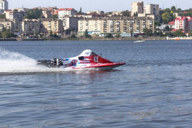 Ternopil/Ukrayna - 26.08.2019 2019. Dünya Motorbot Şampiyonası. F-125, F-250 ve F-500 sınıflarında su formülü. Motorlu tekne yarışı. Hız rekabeti. Hızlı motorlu tekne.