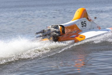 Ternopil/Ukrayna - 26.08.2019 2019. Dünya Motorbot Şampiyonası. F-125, F-250 ve F-500 sınıflarında su formülü. Motorlu tekne yarışı. Hız rekabeti. Hızlı motorlu tekne.