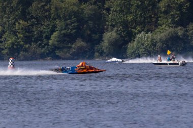 Ternopil/Ukrayna - 26.08.2019 2019. Dünya Motorbot Şampiyonası. F-125, F-250 ve F-500 sınıflarında su formülü. Motorlu tekne yarışı. Hız rekabeti. Hızlı motorlu tekne.